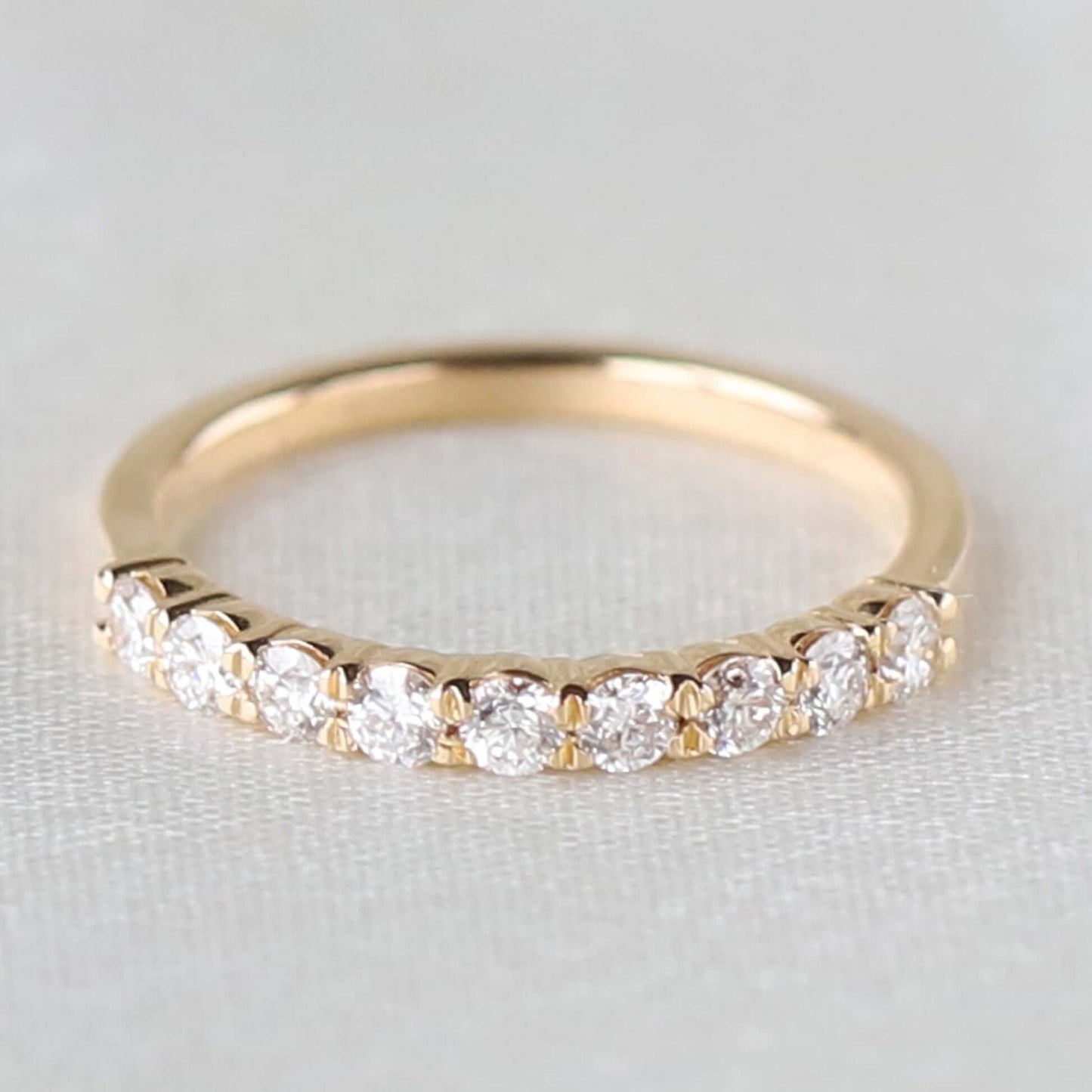 14k Gold Shared Prong Graduating Diamond Wedding Ring