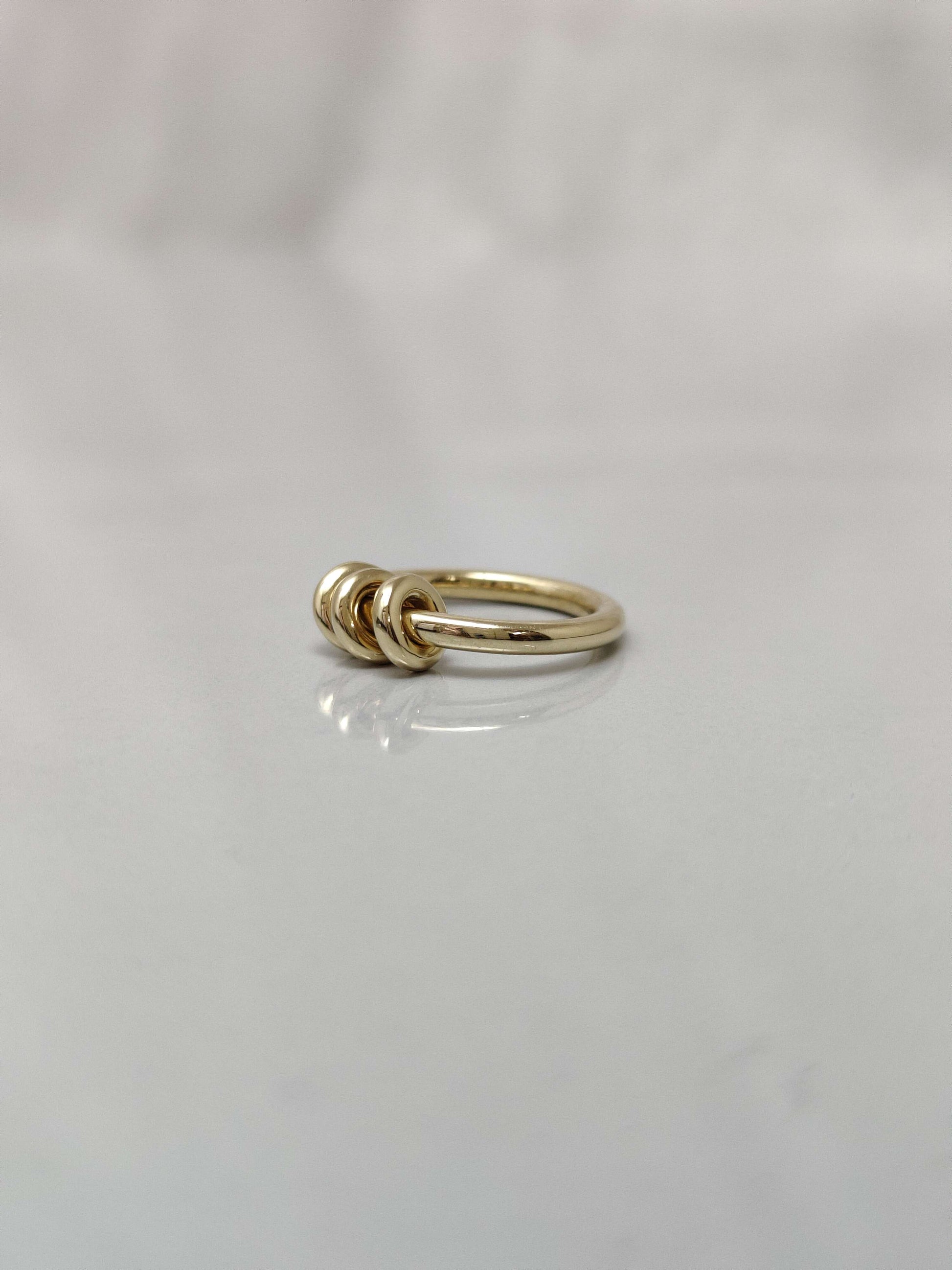 Interlocking_Ring_Her