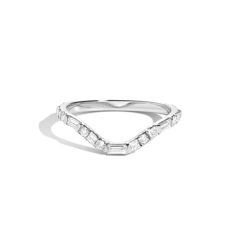 Minimalist_Curved_Moissanite_Wedding_Band