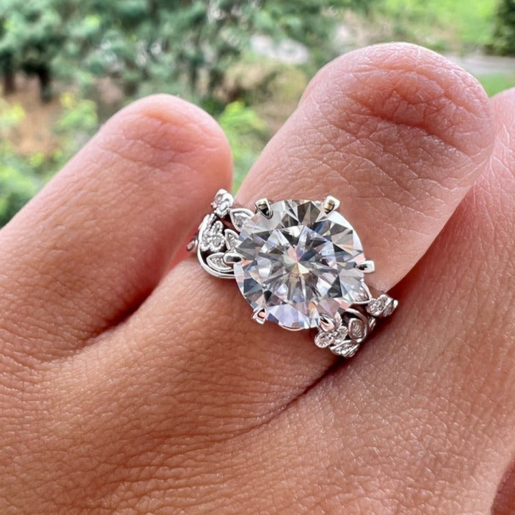 Oval Cut Moissanite Engagement Ring