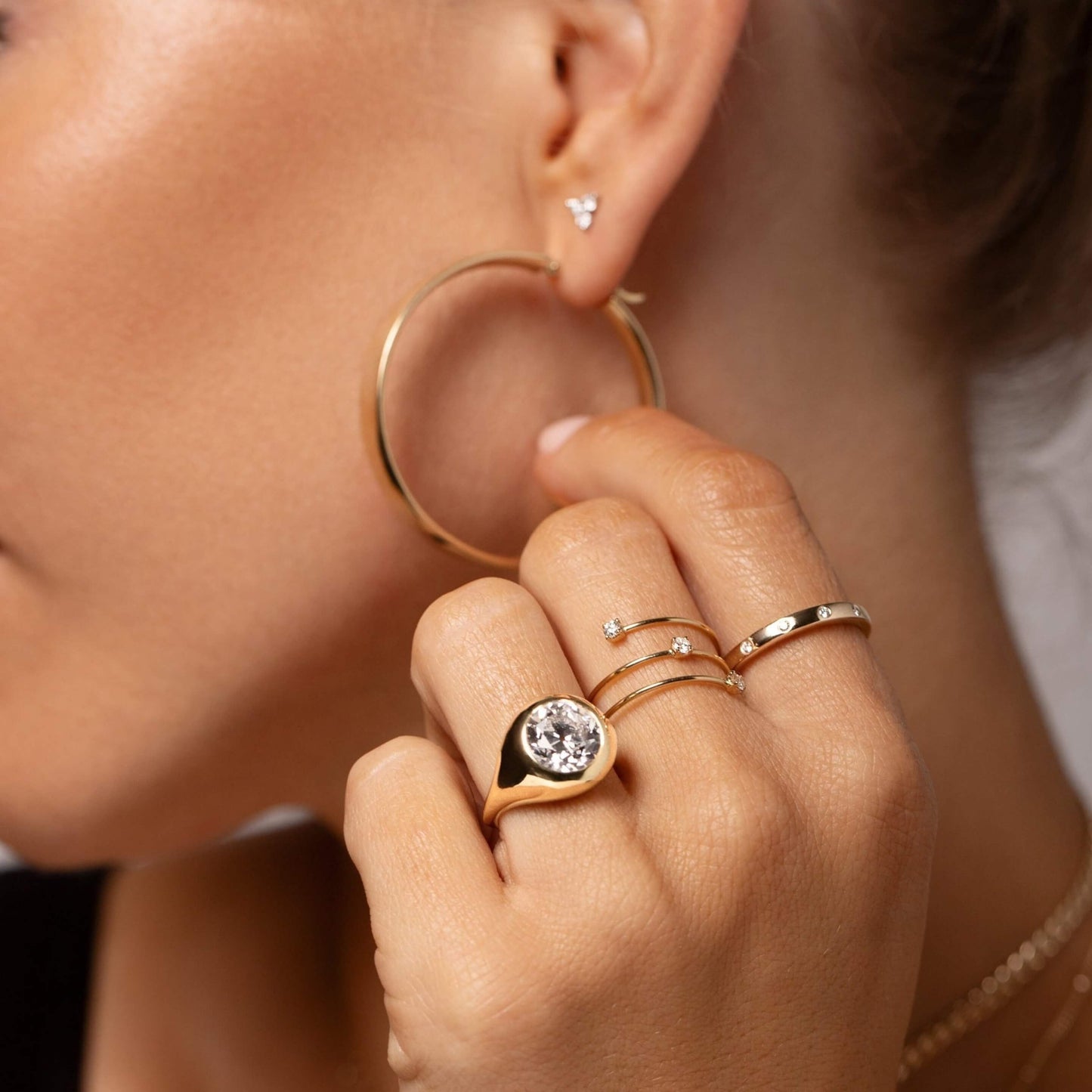 Three Stone Round Cut Diamond Spiral Band In 18k Gold