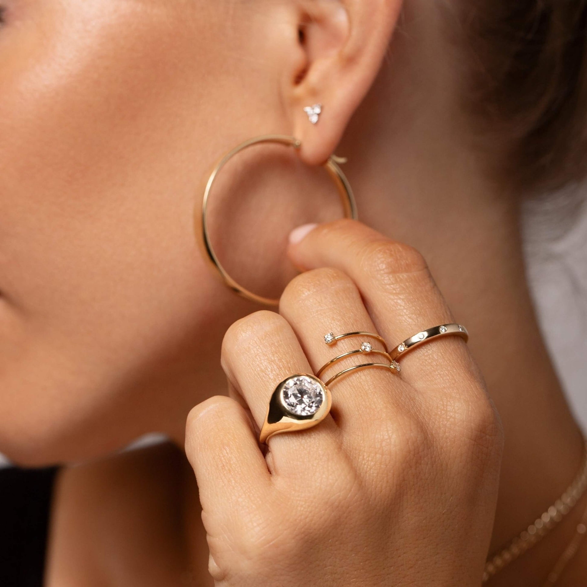 Three Stone Round Cut Diamond Spiral Band In 18k Gold