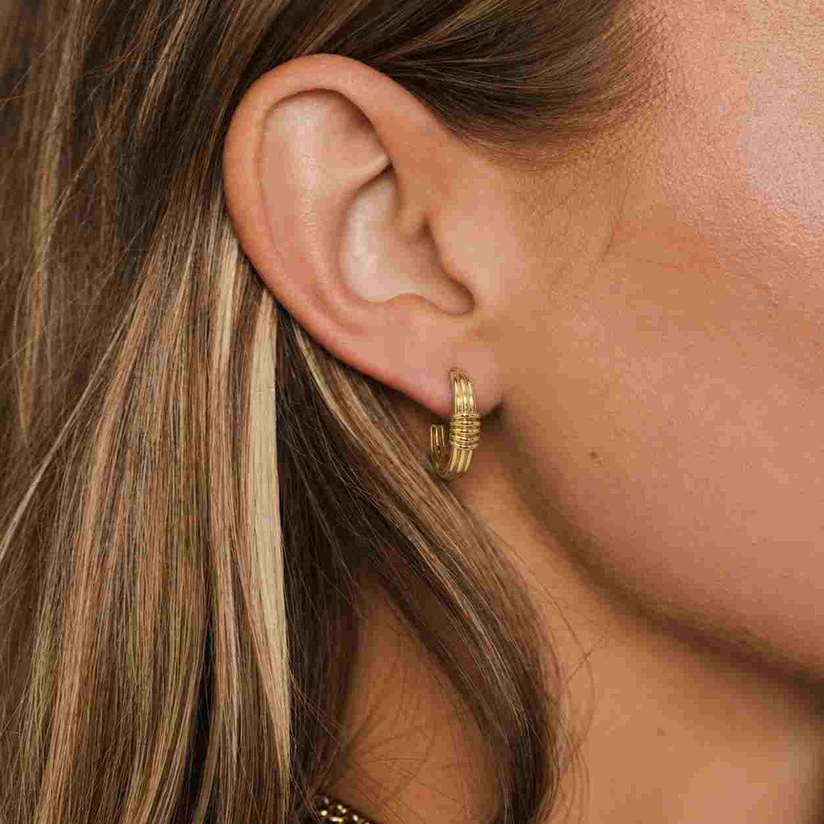 14k gold ribbed hoop earrings
