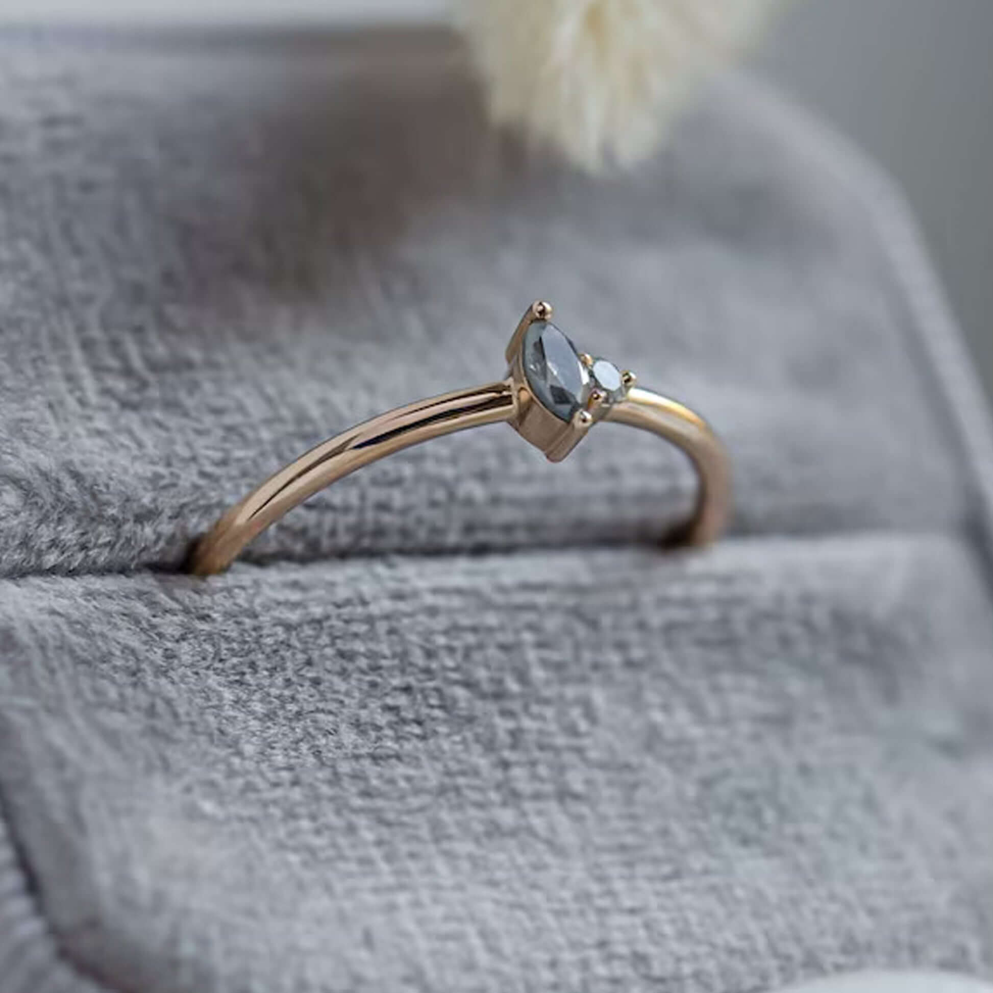 14k Simple Toi Et Moi Engagement Ring