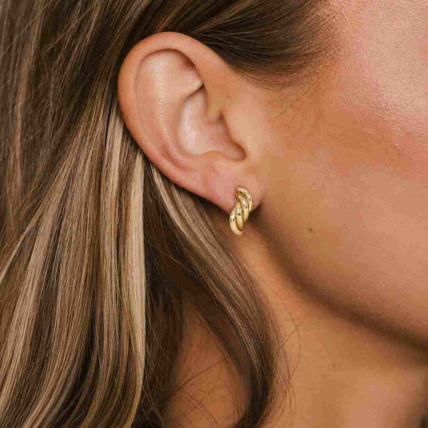 14k Yellow Gold Hoop Earrings: 1980s Vintage Ribbed Horn Design
