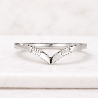 Curved Emerald Wedding Band, Vintage 14K Solid Gold Nature Inspired Leaf Engraved Stacking Ring, Custom Handmade Anniversary Gift for Her