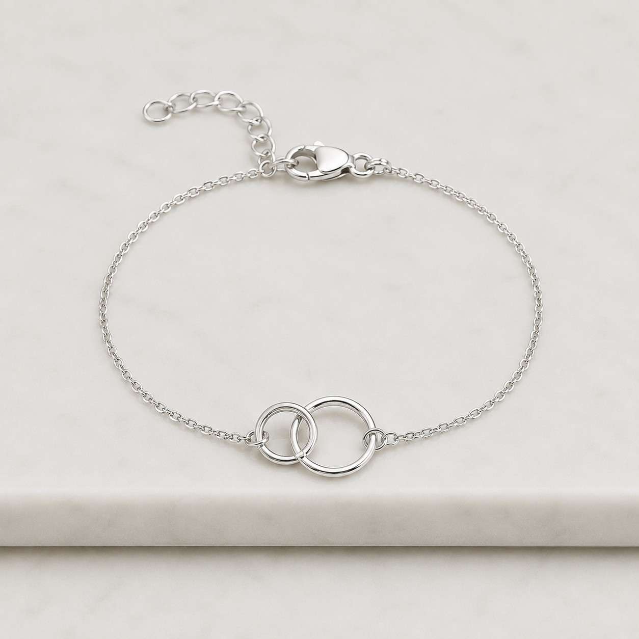 dainty interlocking circle bracelet, gold two linked circles chain bracelet, minimalist everyday jewelry, mother daughter gift, gift for her