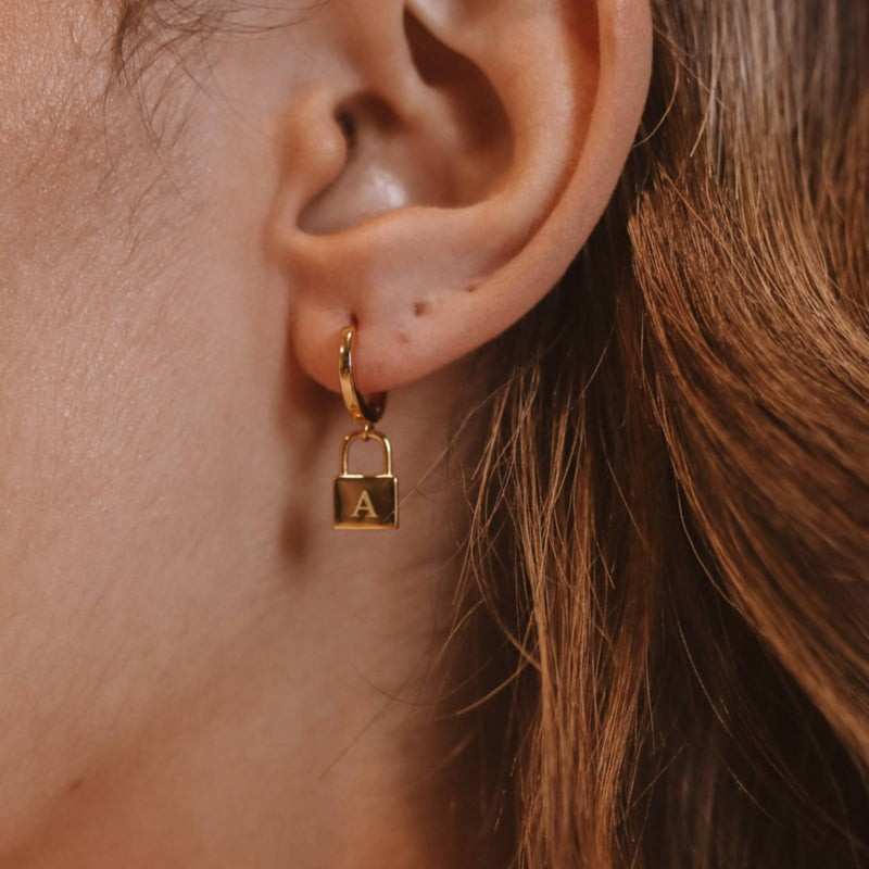 Diamond Round Solitaire Ring Small Diamond Promise Ring Solid Gold Basic Engagement Ring Delicate Proposal Ring, Anniversary Gift for Wife