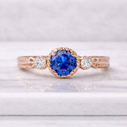 1920s Vintage Blue Sapphire Three Stone Ring, 14K Gold Engraved Gold Engagement Ring, Blue Round Gemstone Ring, Heirloom Ring Gift for Her
