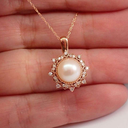 Pearl And Round Dimaond Pendant