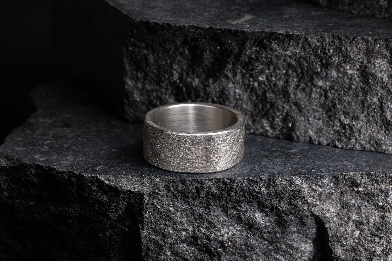 Plain_Simple_Wedding_Band_Ring_c2f73631-8b82-453d-adee-7c1512ecd080