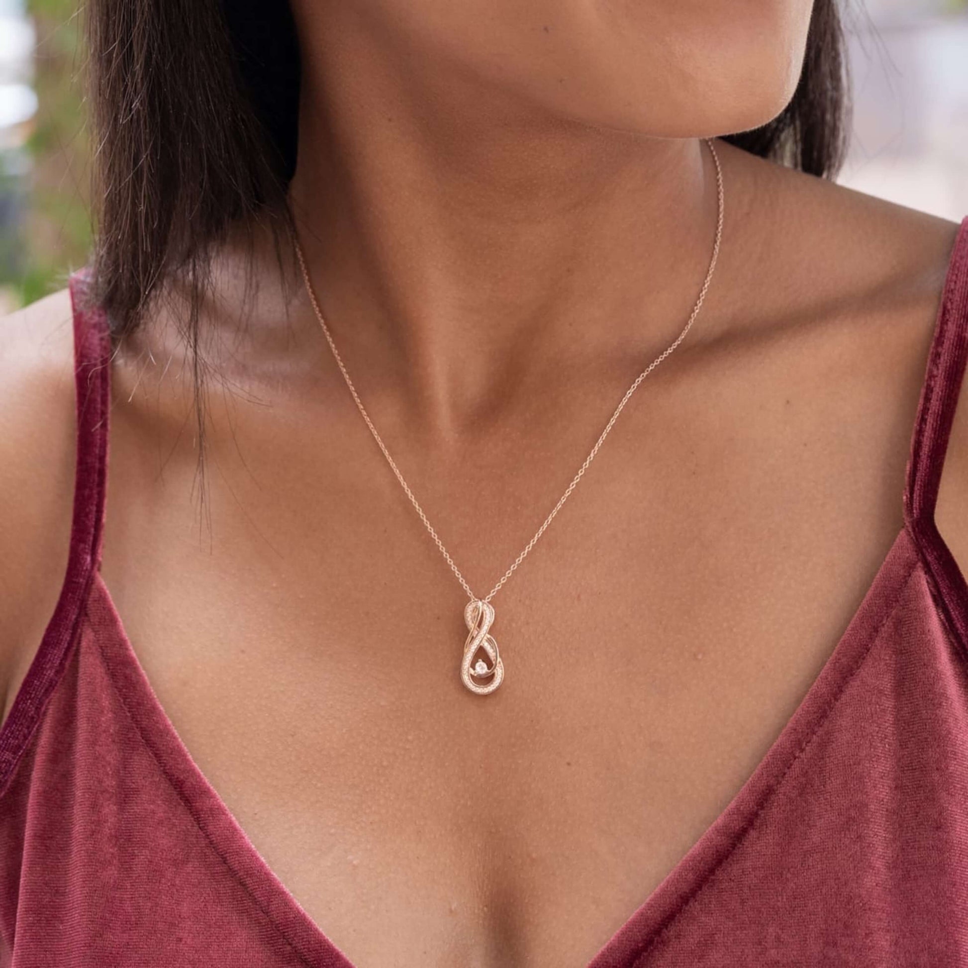 Round Cut Diamonds Necklace
