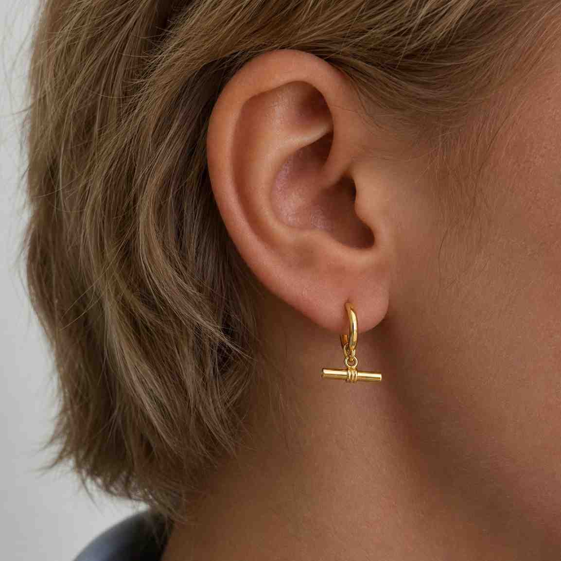 sarah alexander - orion t-bar charm earrings, 18ct gold vermeil