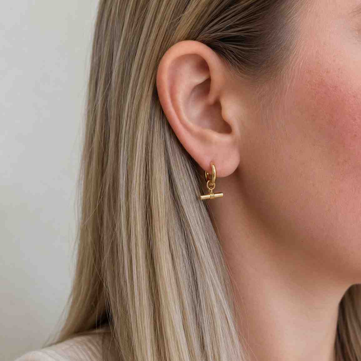 sarah alexander, axis wavy t-bar charm earrings, 18ct gold vermeil