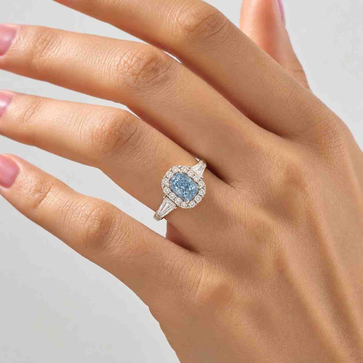 contemporary ring modern jewelry minimalist jewelry dainty jewelry everyday jewelry stack ring layering ring fine jewelry style luxury style ring refined jewelry elegant fashion clean lines ring sleek jewelry classic elegance artisan jewelry