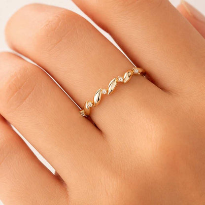 Diamond Leaf Wedding Band Nature Inspired Leaf Engraving Wedding Ring Vintage Moissanite Gold Leaf Stacking Wedding Rings For Women
