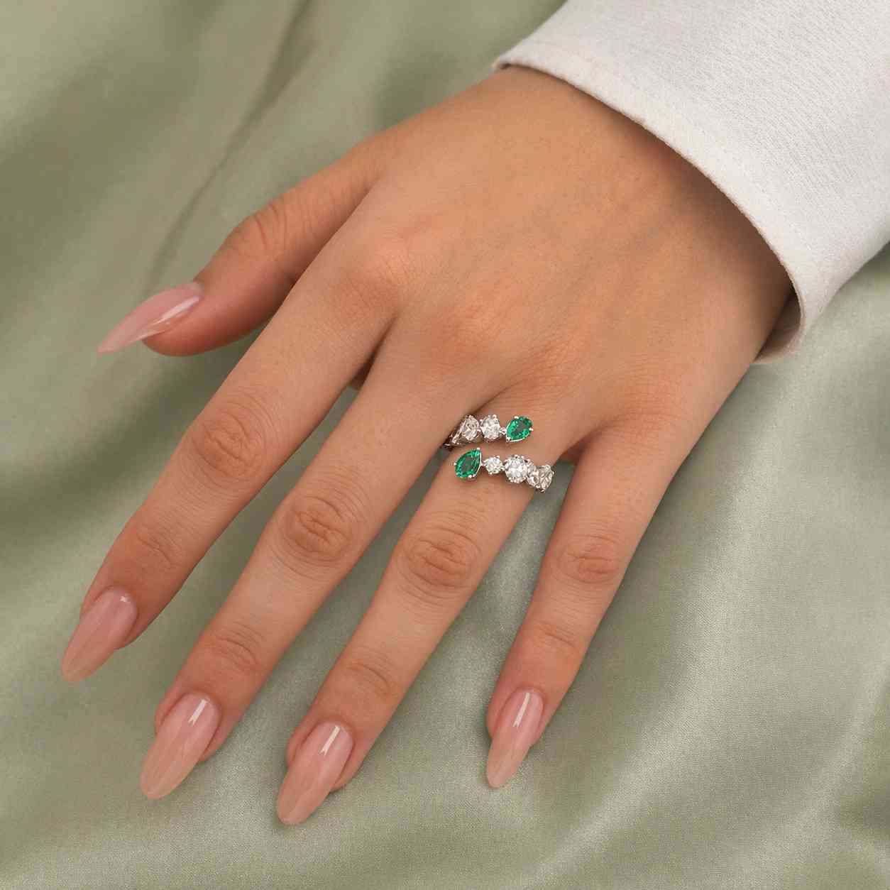 vintage 1980s drop-shaped natural emerald and natural diamond contrarié ring, made in italy in 18kt solid yellow gold.
