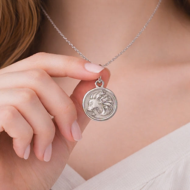 silver-leo-lion-pendant-necklace-astrology-jewelry-detail