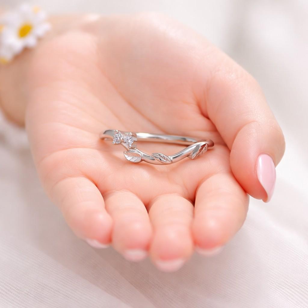 V Shaped Vine Wedding Band Ring, Nature Inspired Leaf Vine Engraved V Curve Stacking Wedding Ring in Solid Gold, Elegant Bridal Band for Her